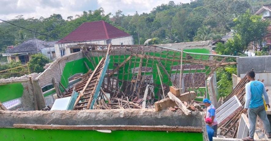 Mushola MTSN 1 Sagaranten Sukabumi Ambruk, Dua Siswi Alami Luka Ringan IMG-20250416-WA0026.jpg