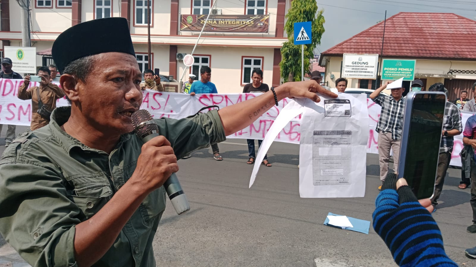 Puluhan Warga Soroti SPMB SMPN 1 OKU, SCW Ancam Bawa Persoalan ke Menteri Pendidikan dan Ombudsman RI IMG-20260622-WA0012.jpg