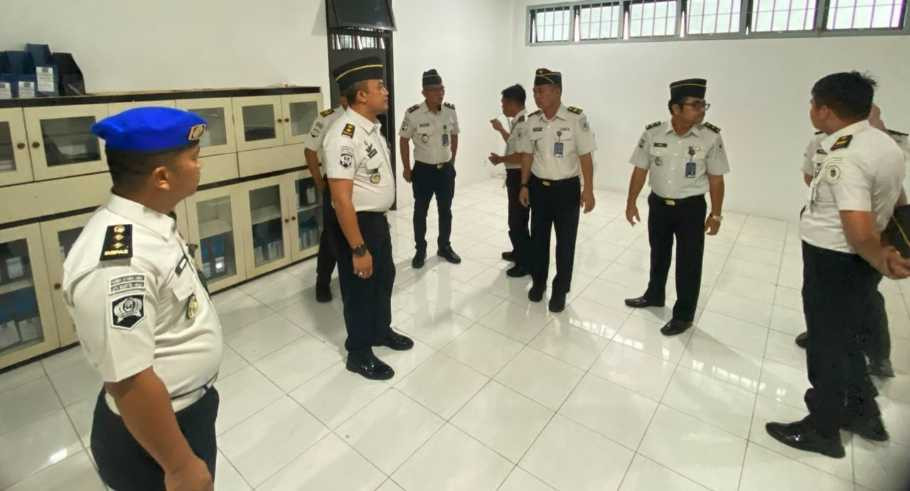 Plt Kalapas Narkotika Langkat Yan Patmos Pimpin Kontrol Kebersihan Fasilitas Ruangan dan Pastikan Pelayanan Prima IMG_20260716_143132.jpg