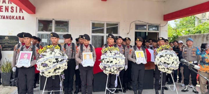 Tiga Anggota Polda Lampung yang Gugur Dianugerahi Penghargaan Anumerta