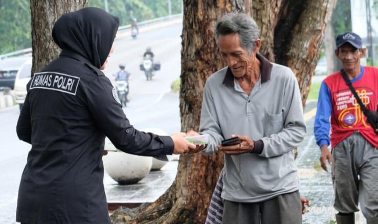 Jumat Berkah Polda Lampung : Polwan Humas Bagikan Ratusan Paket Nasi Kepada Masyarakat