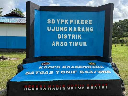 Peduli Dunia Pendidikan Satgas Yonif 643 Wns Rehab SD YPK Pikere